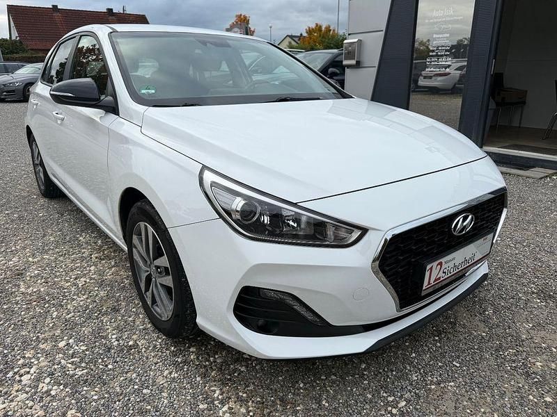 Weiß Gebraucht 2019 Hyundai i30 YES! Limousine | 11.999 € (Fairer Preis) - Bild 1/4