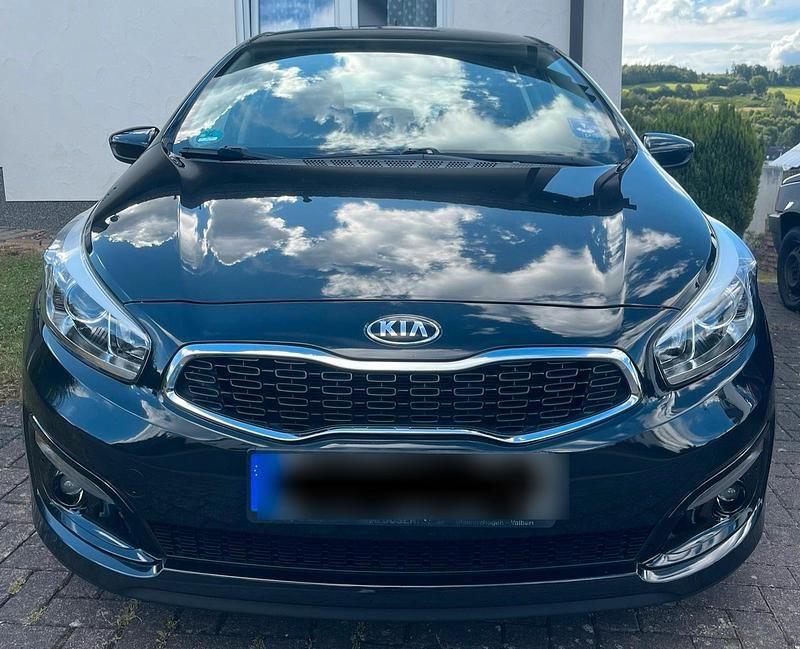 Schwarz Gebraucht 2016 Kia Ceed Limousine | 9.699 € - Bild 1/4