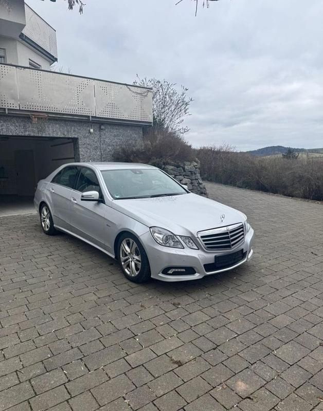 Silber Gebraucht 2009 Mercedes E350 Avantgarde Limousine | 12.600 € - Bild 1/4