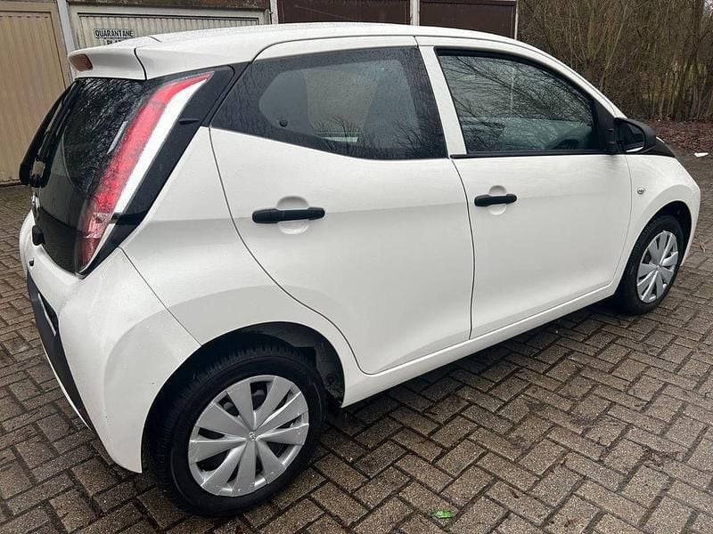 Gebraucht Toyota Aygo 69 PS (50 kW) 2017 Weiß Kleinwagen