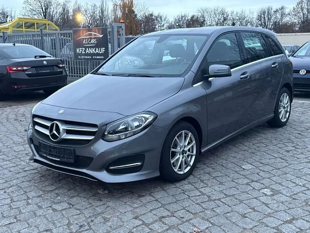 Gebraucht Mercedes B200 Urban 136 PS (100 kW) 2015 Mountaingrau Kleinwagen