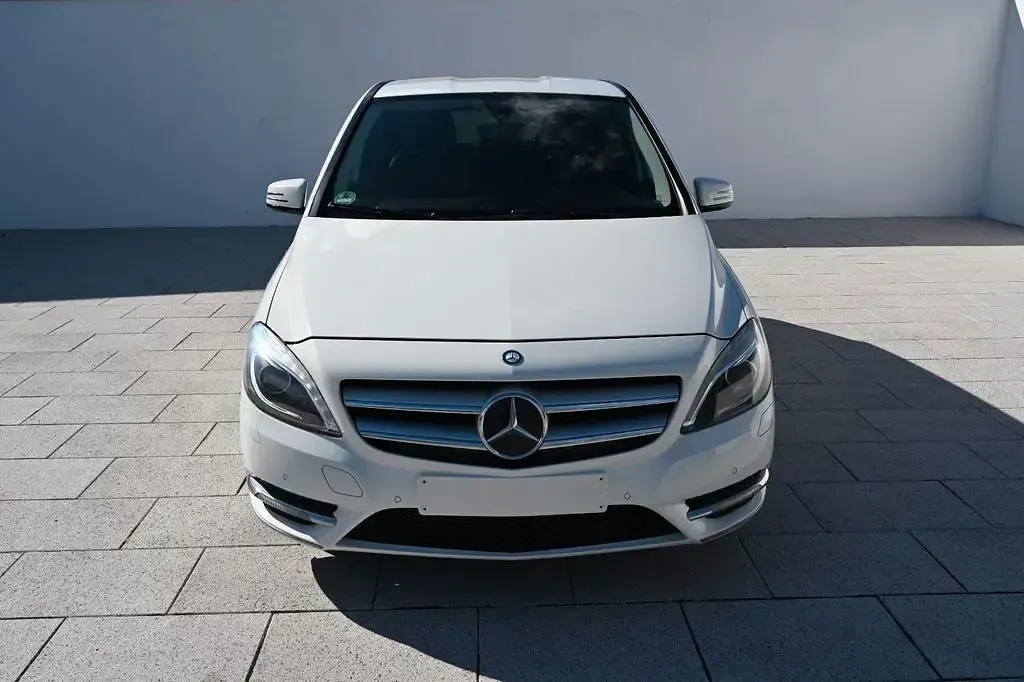 Gebraucht Mercedes B180 AMG Edition 1 122 PS (89 kW) 2013 Weiß Kleinwagen