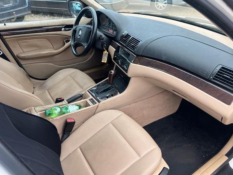 Gebraucht BMW 320 150 PS (110 kW) 2005 Weiß Limousine