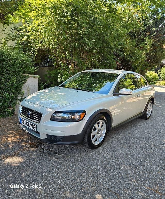 Weiß Gebraucht 2008 Volvo C30 Momentum Kleinwagen | 4.850 € (Guter Preis) - Bild 1/4