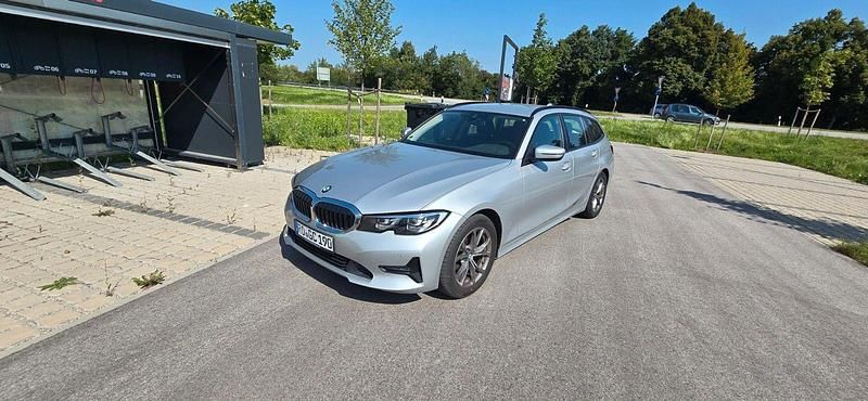 Grau Gebraucht 2021 BMW 320 Advantage Kombi | 19.000 € (Superpreis) - Bild 1/4