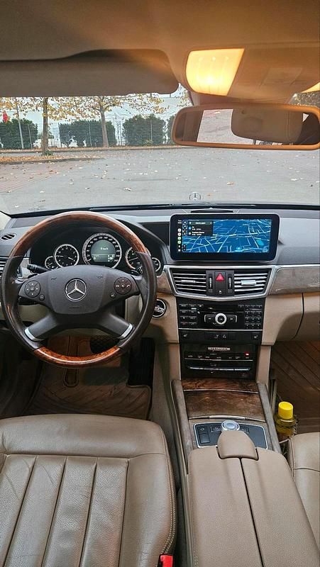 Blau Gebraucht 2009 Mercedes E350 Limousine | 9.900 € (Fairer Preis) - Bild 1/4