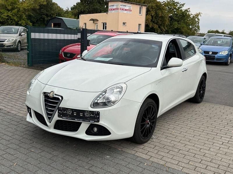 Weiß Gebraucht 2012 Alfa Romeo Giulietta Turismo Kleinwagen | 4.799 € (Superpreis) - Bild 1/4
