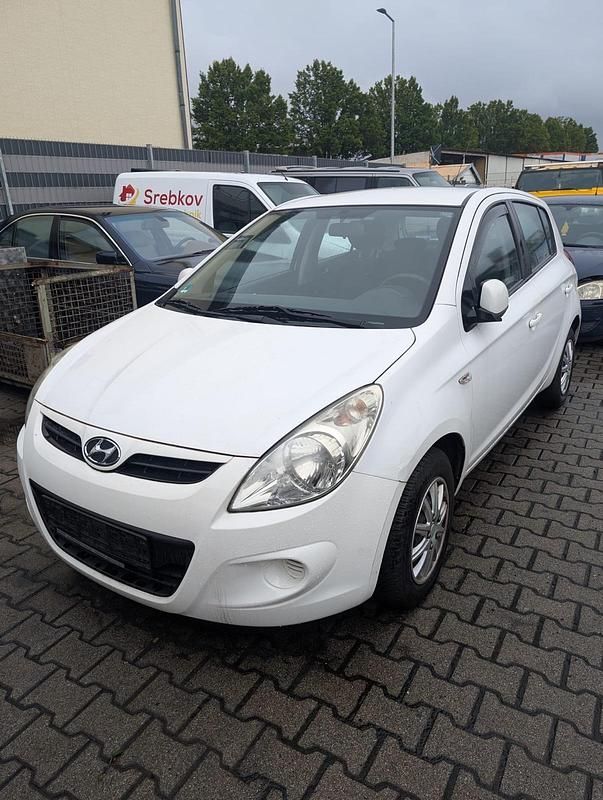 Weiß Gebraucht 2010 Hyundai i20 Kleinwagen | 2.899 € - Bild 1/4