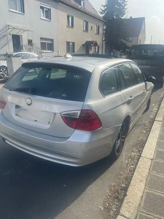 Gebraucht BMW 320 177 PS (130 kW) 2009 Silber Kombi