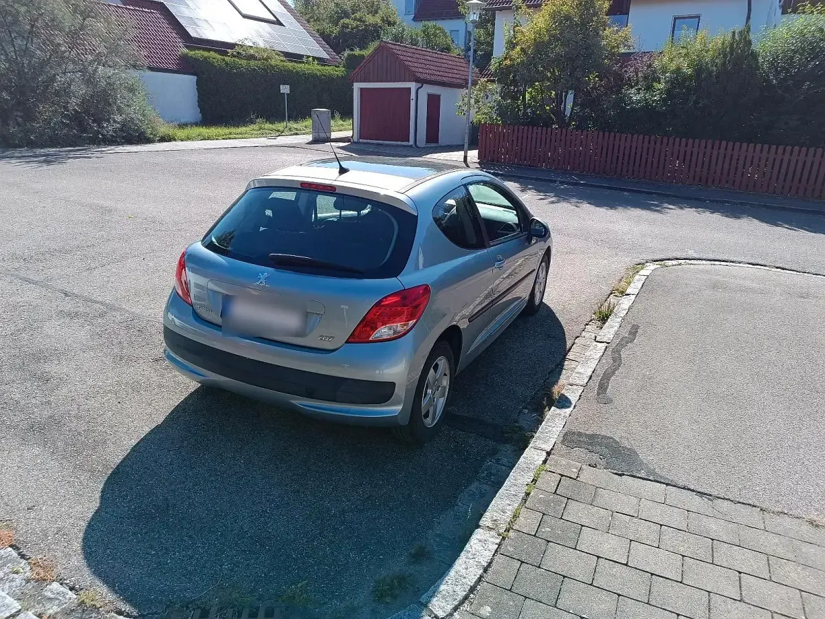 Gebraucht Peugeot 207 95 PS (69 kW) 2010 Blau Kleinwagen
