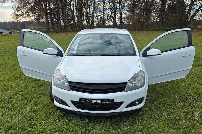 Weiß Gebraucht 2008 Opel Astra GTC Edition Limousine | 1.700 € (Fairer Preis) - Bild 1/4