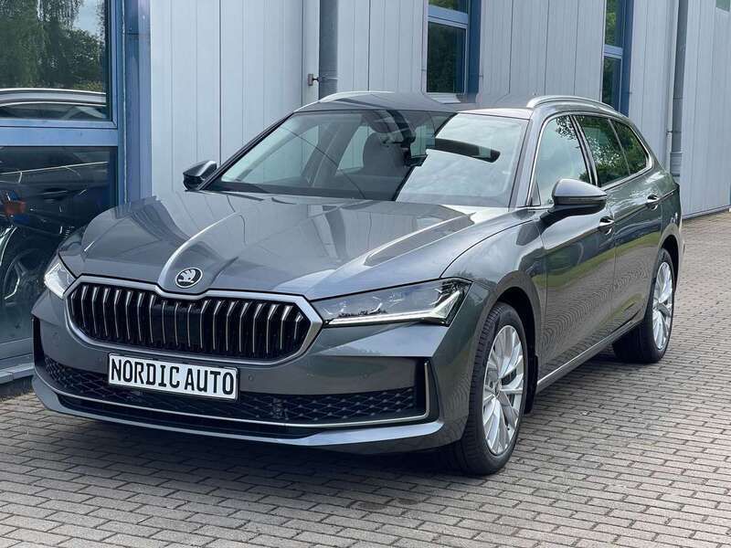 Graphitegrau metallic Neu 2025 Skoda Superb Kombi | 46.995 € (Fairer Preis) - Bild 1/4