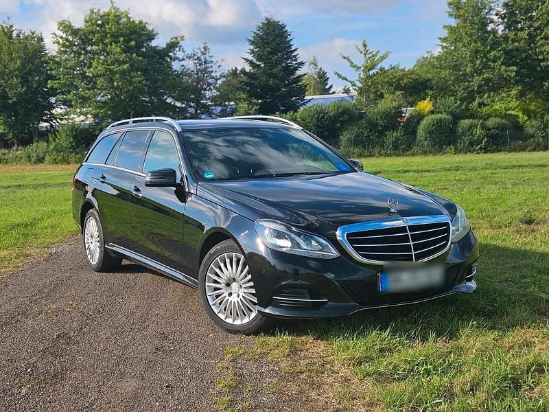 Schwarz Gebraucht 2013 Mercedes E220 Kombi | 10.500 € (Fairer Preis) - Bild 1/4