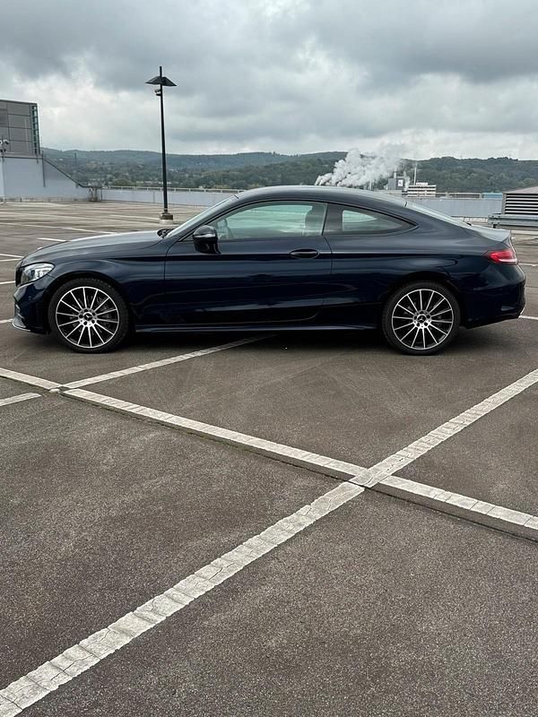 Gebraucht Mercedes C300 AMG line 258 PS (189 kW) 2018 Blau Coupé