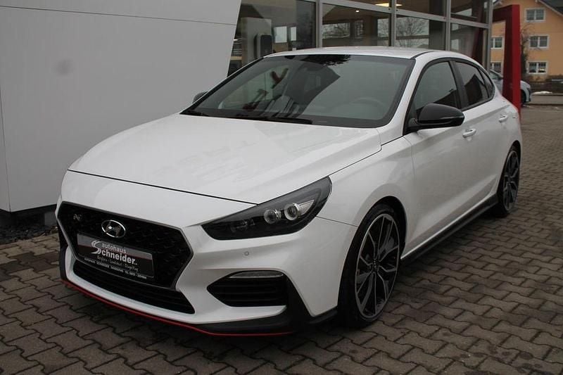 Polar white / sol Gebraucht 2019 Hyundai i30 Comfort Limousine | 22.490 € (Fairer Preis) - Bild 1/4