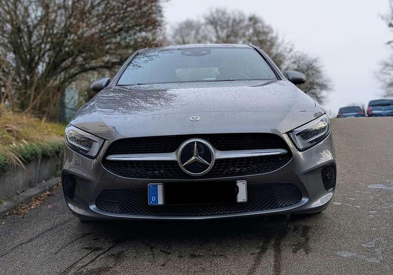 Grau Gebraucht 2019 Mercedes A200 Progressive Kleinwagen | 23.320 € (Fairer Preis) - Bild 1/4