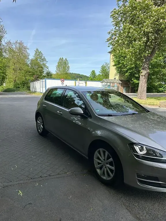 Używany VW Golf VII Edition 150 KM (110 kW) 2015 Beżowy Sedan/Limuzyna