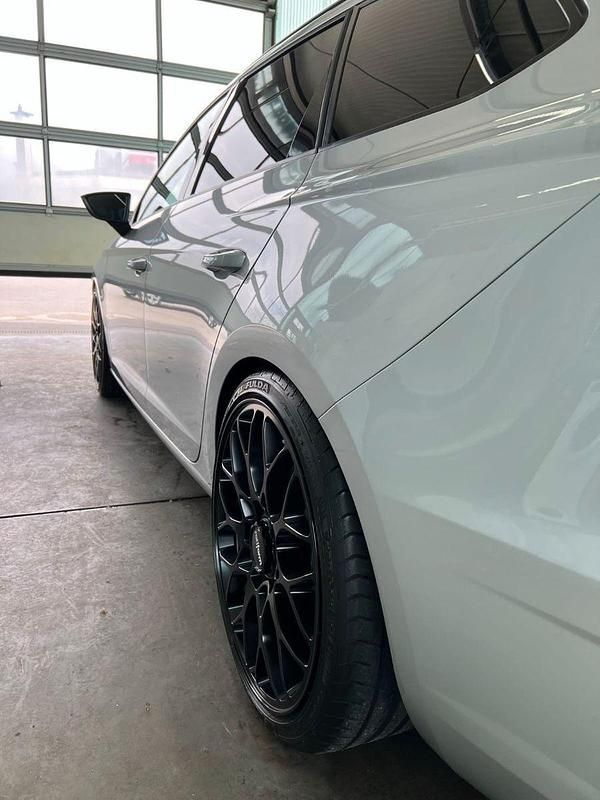 Używany Seat Leon 4Drive 300 KM (220 kW) 2017 Srebrny Kombi
