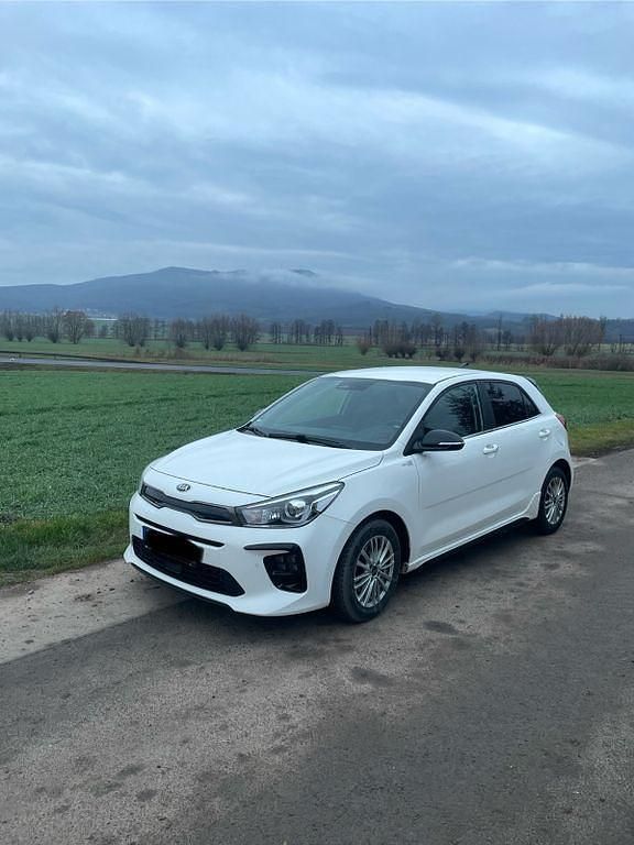 Weiß Gebraucht 2021 Kia Rio GT-Line Limousine | 16.690 € (Fairer Preis) - Bild 1/4
