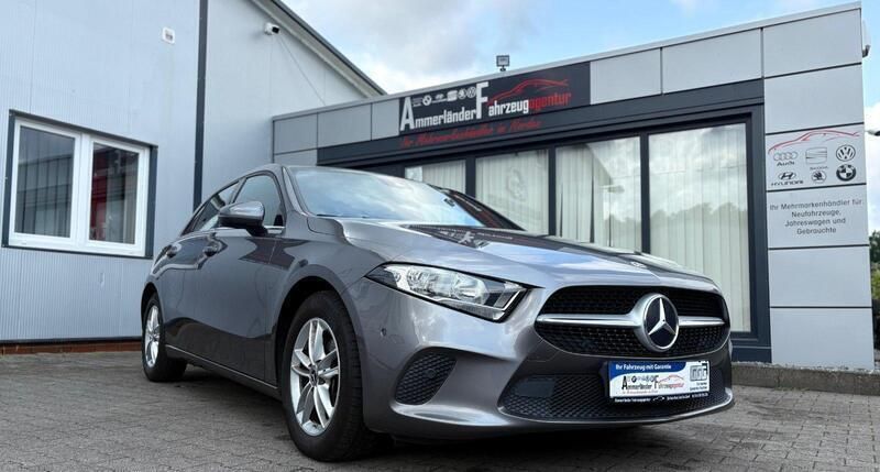 Grau Gebraucht 2019 Mercedes A180 Kleinwagen | 16.990 € (Guter Preis) - Bild 1/4