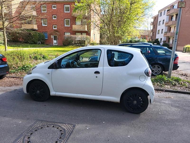 Gebraucht Toyota Aygo 68 PS (50 kW) 2012 Weiß Kleinwagen