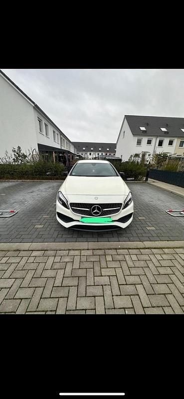 Weiß Gebraucht 2017 Mercedes A200 AMG line Kleinwagen | 11.000 € (Guter Preis) - Bild 1/4