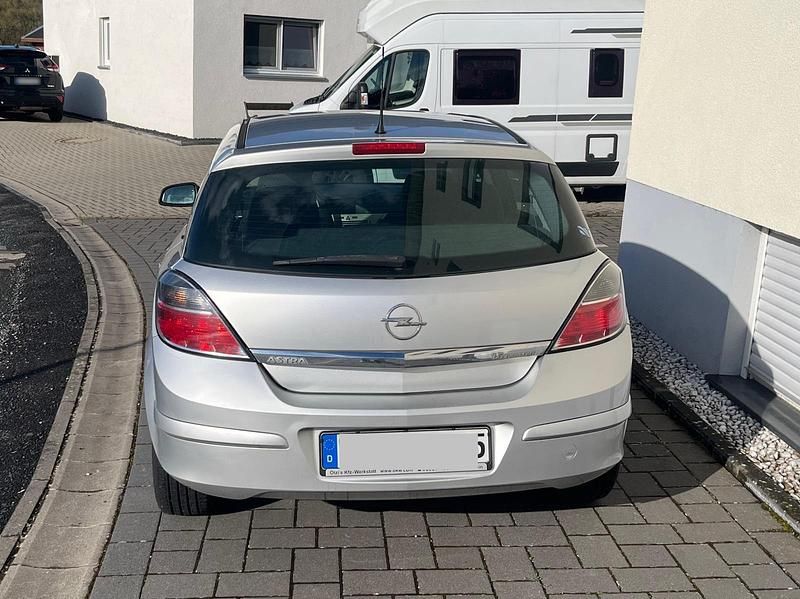 Gebraucht Opel Astra 105 PS (77 kW) 2007 Silber Kleinwagen