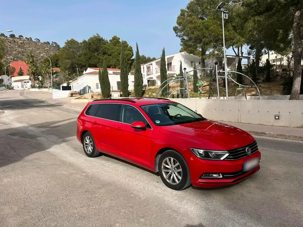 Gebraucht VW Passat 120 PS (88 kW) 2016 Rot Kombi