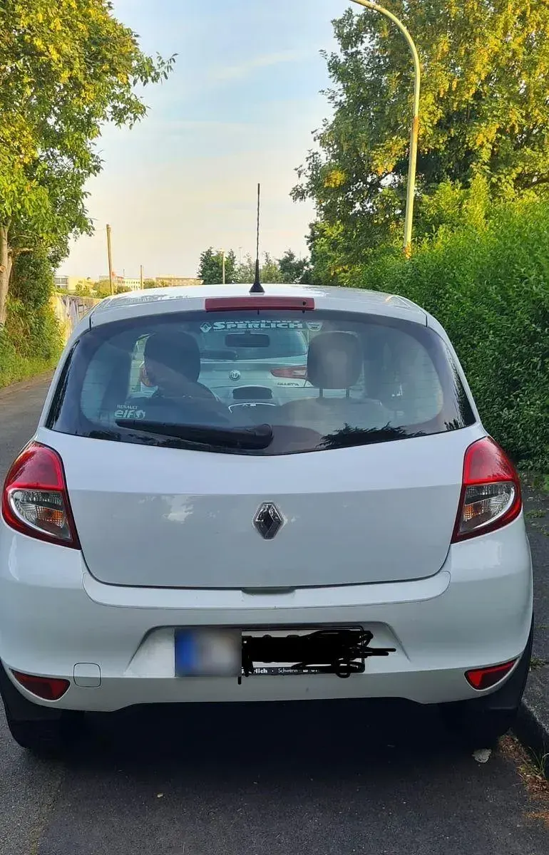 Gebraucht Renault Clio II Authentique 75 PS (55 kW) 2011 Weiß Limousine