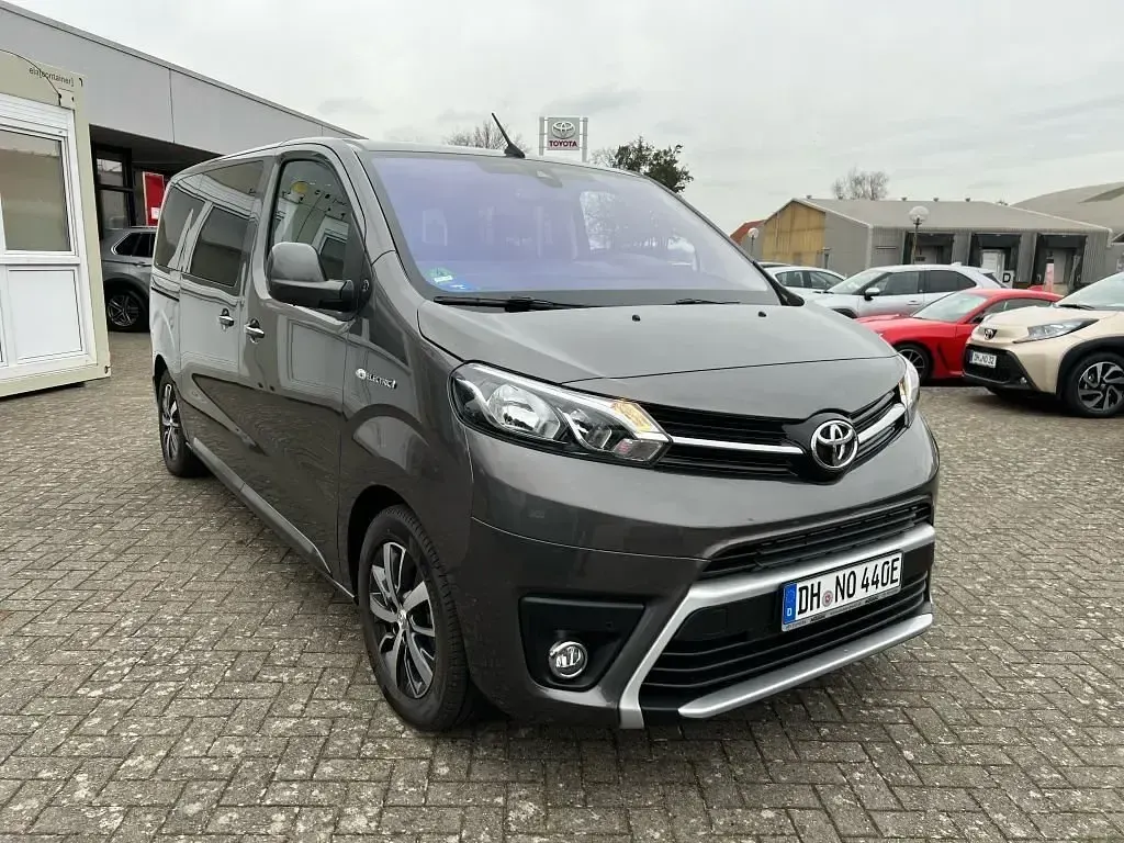 Gebraucht Toyota Proace Verso Team 100 kW (136 PS) 2023 Basaltgrau metallic Kombi