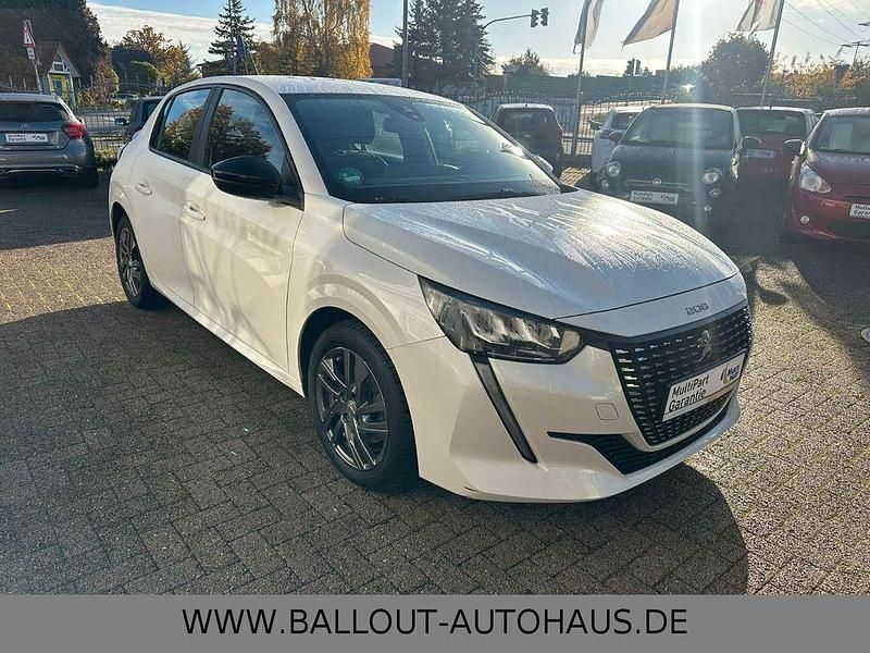 Gebraucht Peugeot 208 Active 102 PS (75 kW) 2022 Weiß Kleinwagen