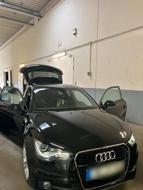 Schwarz Gebraucht 2011 Audi A1 S-Line Kleinwagen | 11.000 € (Teuer) - Bild 1/4