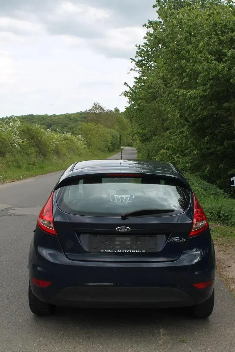 Second-hand Ford Fiesta Trend 60 CP (44 kW) 2012 Albastru Hatchback