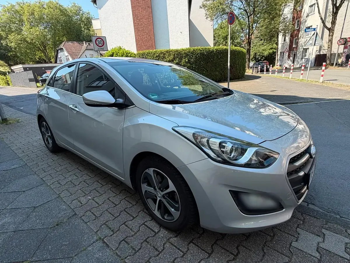 Gebraucht Hyundai i30 101 PS (74 kW) 2015 Silber Limousine