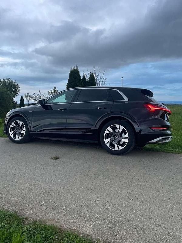 Brillantschwarz Gebraucht 2021 Audi e-tron S-Line SUV | 24.998 € (Superpreis) - Bild 1/4