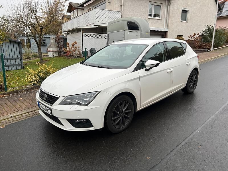Weiß Gebraucht 2017 Seat Leon Style Kleinwagen | 9.500 € (Guter Preis) - Bild 1/4