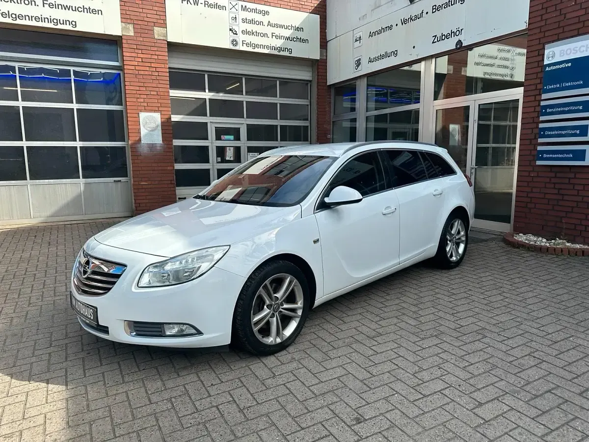 Gebraucht Opel Insignia Design Edition 160 PS (117 kW) 2011 Weiß Kombi