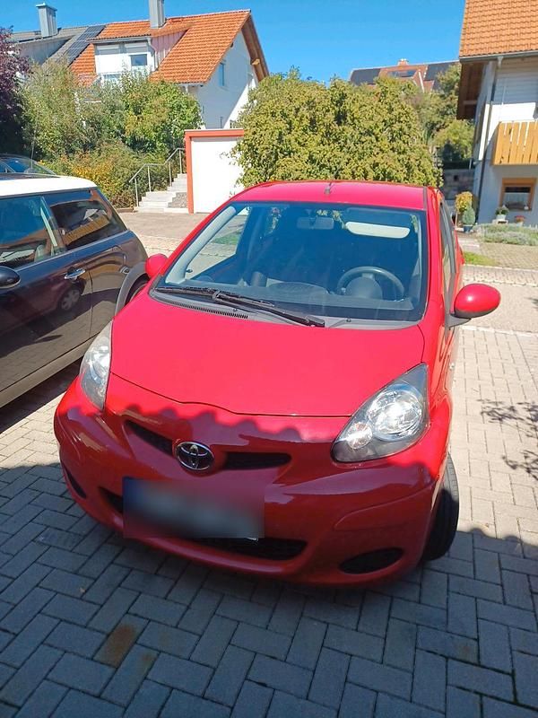 Rot Gebraucht 2010 Toyota Aygo Cool Kleinwagen | 1.300 € (Superpreis) - Bild 1/4