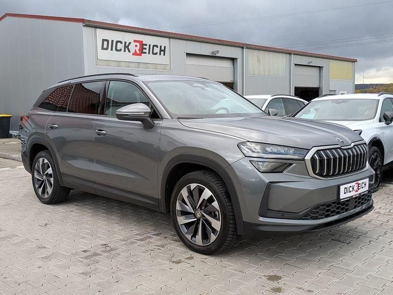 Graphitegrau metallic Gebraucht 2025 Skoda Kodiaq SUV | 42.950 € (Superpreis) - Bild 1/4