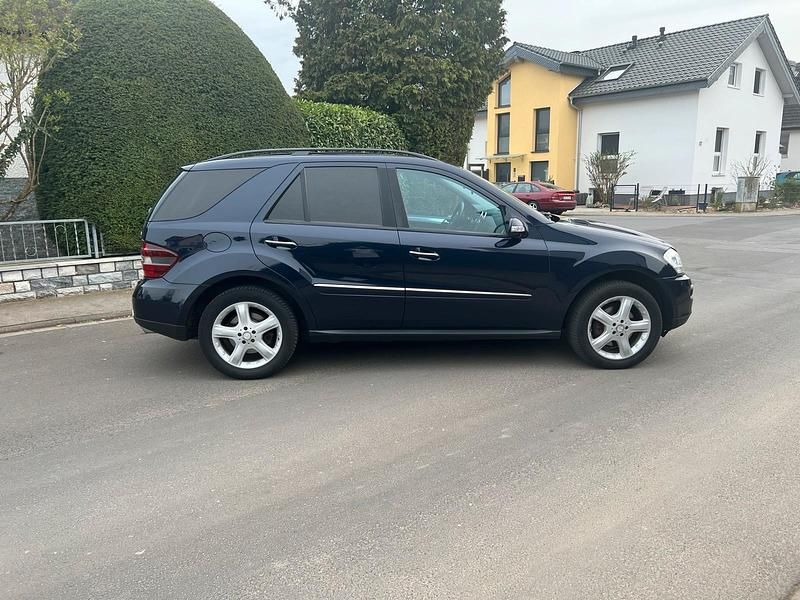 Gebraucht Mercedes ML320 224 PS (164 kW) 2009 Blau SUV