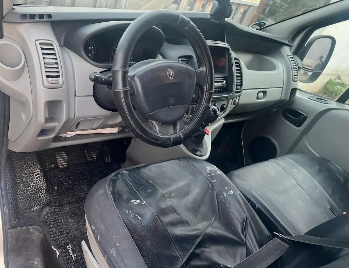 Gebraucht Renault Trafic 90 PS (66 kW) 2012 Silber Van / Kleinbus