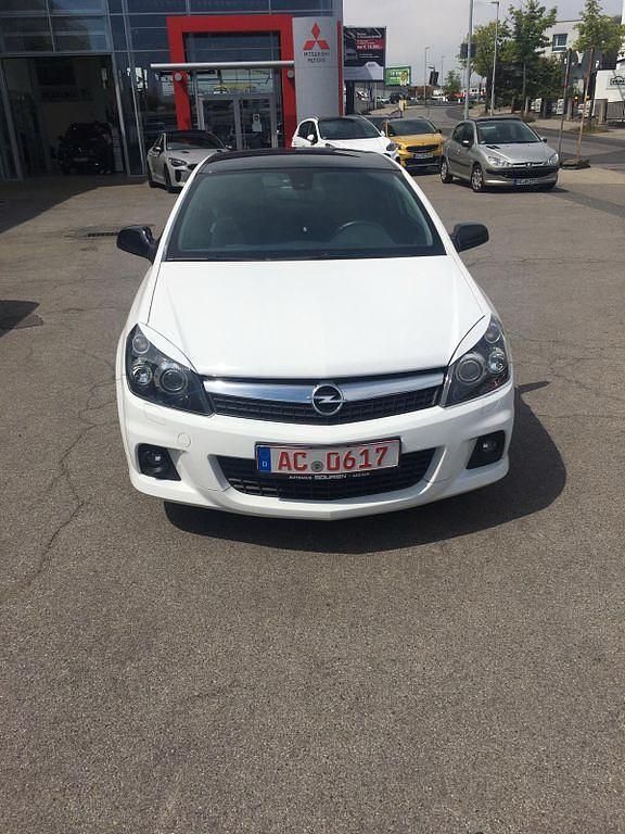 Weiß Gebraucht 2010 Opel Astra GTC Limousine | 4.500 € (Fairer Preis) - Bild 1/4