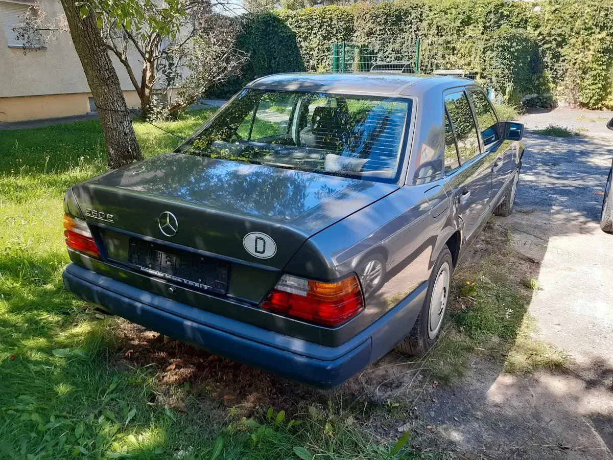 Gebraucht Mercedes E260 166 PS (122 kW) 1986 Grau Limousine