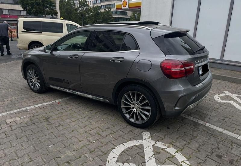 Grau Gebraucht 2018 Mercedes GLA200 AMG SUV | 14.700 € (Superpreis) - Bild 1/4