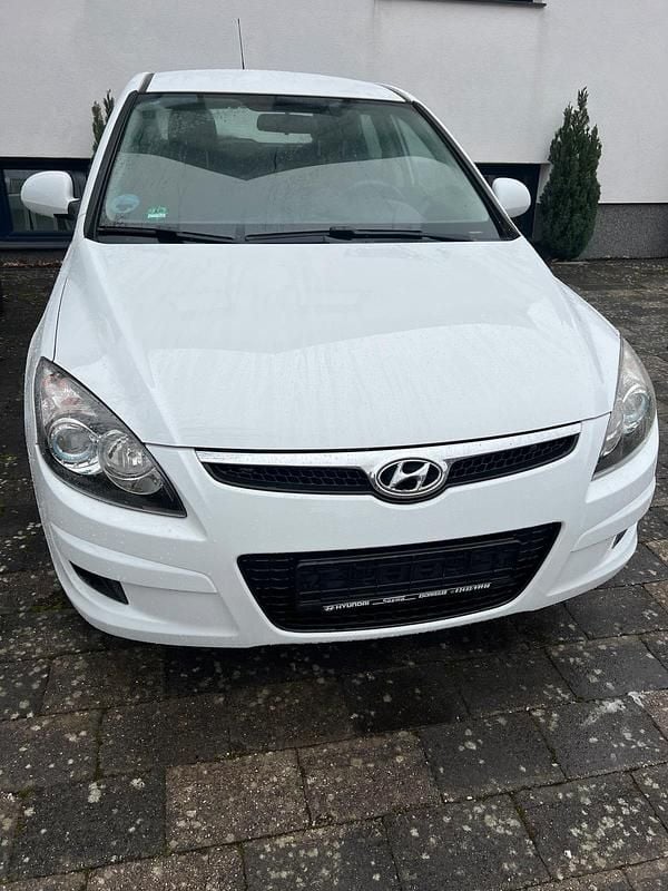 Gebraucht Hyundai i30 108 PS (79 kW) 2009 Weiß Kleinwagen