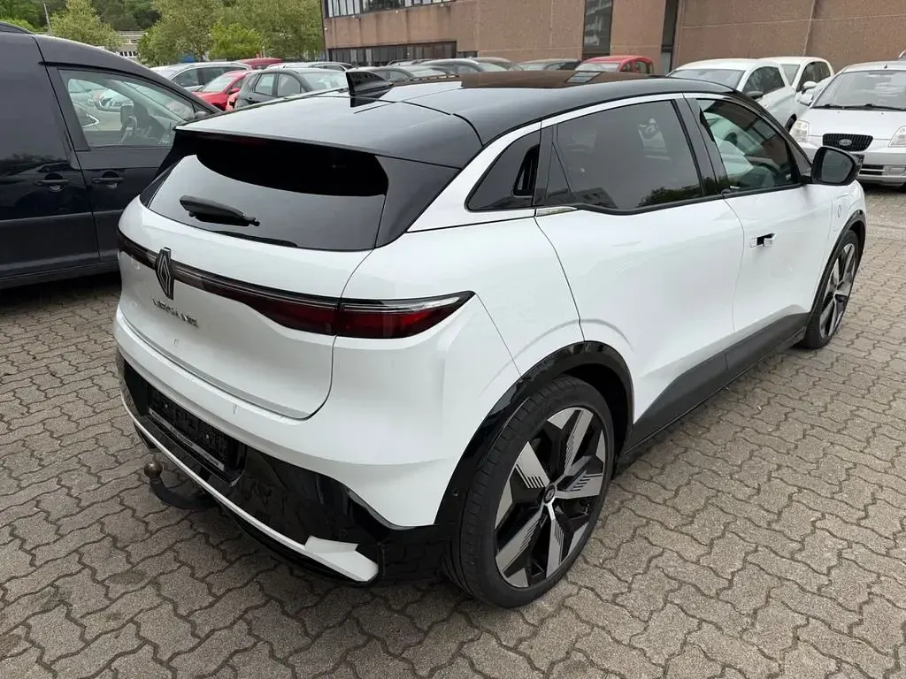 Używany Renault Megane E-Tech Techno 160 kW (218 KM) 2023 Biały Sedan/Limuzyna