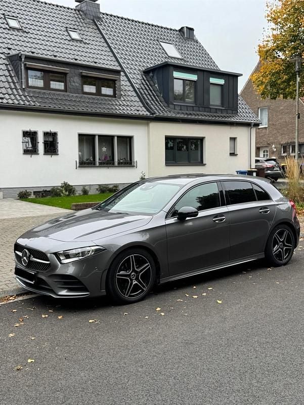 Grau Gebraucht 2019 Mercedes A200 AMG line Limousine | 23.990 € (Etwas zu teuer) - Bild 1/4