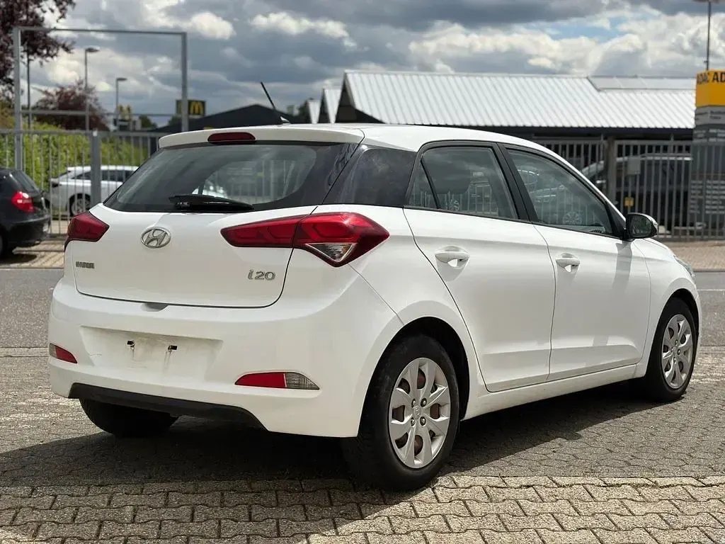 Gebraucht Hyundai i20 Basis 75 PS (55 kW) 2016 Weiß Limousine