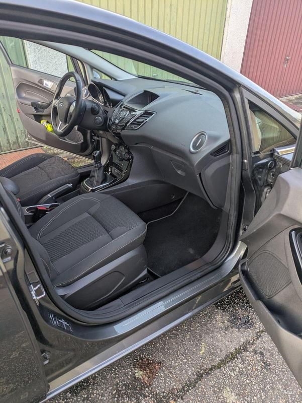 Gebraucht Ford Fiesta 101 PS (74 kW) 2017 Grau Kleinwagen