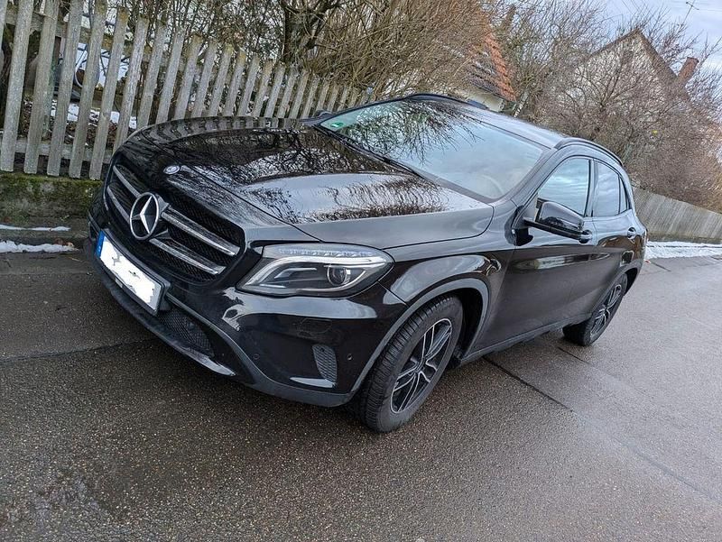 Schwarz Gebraucht 2015 Mercedes GLA180 SUV | 14.600 € (Fairer Preis) - Bild 1/4